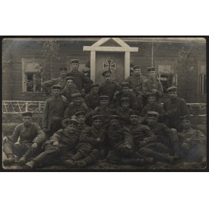 Jabłonna pod Warszawą, 1916 rok] Fotografia grupy żołnierzy pruskich przed budynkiem. Dat. October, 1916. Jabłonna.