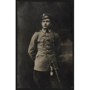 [Fotografia di un tenente del 4° reggimento di fanteria della Legione di Lomza in uniforme, con sciabola e fionda [1917].