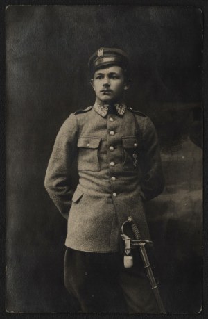 Polish Legions] Photograph of a lieutenant of the 4th Legion infantry regiment in Lomza in uniform, with saber and tembak [1917].
