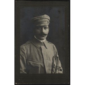Legiony Polskie] Wczesna fotografia oficera Legionów Polskich w mundurze, z szablą i tembakiem. Wrzesień 1914 r.