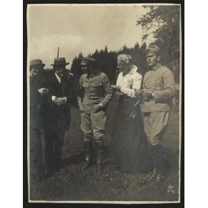 Legiony] Józef Piłsudski z żoną Marią w majątku Długoszowskich w Bobowej. Widoczni Bolesław Wieniawa-Długoszowski wraz z matką. Fot. Jan Ryś.