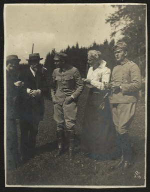 Legions] Jozef Pilsudski with his wife Maria at the Długoszowski estate in Bobowa. Visible Boleslaw Wieniawa-Dlugoszowski with his mother. Photo by Jan Rys.