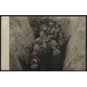 Legiony Polskie] Ks. Bp Bandurski i Józef Piłsudski w okopach wśród żołnierzy i oficerów. Wołyń (Legionowo?). 1916 r.