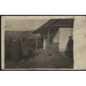 PANAŚ Józef] Huszt 1918 r. Msza polowa dla internowanych oficerów Legionów Polskich, odprawia Ks. Kpl. Józef Panaś.