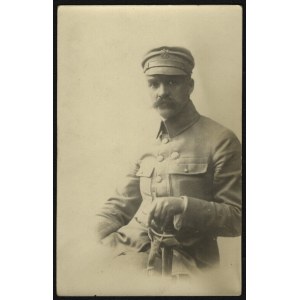 PIŁSUDSKI Józef] Komendant Józef Piłsudski w mundurze legionowym z szablą i temblakiem
