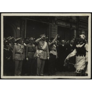 HALLER Józef gen.] Gen. J. Haller oraz I. Modelski, prezes głównego Związku Hallerczyków podczas nieznanej uroczystości. Lata 30. XX w.