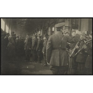 [HALLER Józef gen.] Gen. J. Haller witany uroczyście na dworcu [1920 r.?]