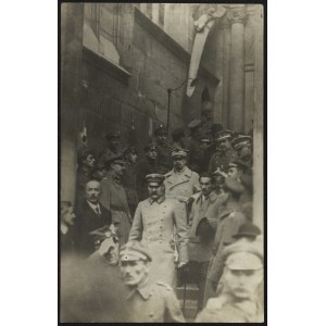 Święto Zjednoczenia Armii Polskiej] Gen. Józef Haller, Józef Piłsudski wraz z adjutantem B. Wieniawą Długoszowskim wychodzą z Katedry na Wawelu. Kraków 18 X 1919 r.
