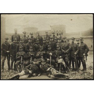 7 Batalion Sanitarny] Fotografia korpusu oficerskiego 7 baonu sanitarnego. Poznań - Cytadela. 22/X 1923 r