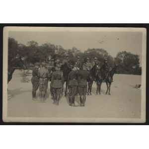1 Pułk Strzelców Konnych] Gen. A. Osiński razem z płk A. Zakrzewskim przy oficerach pułku. 1934 r. Fot. N. Witczak-Witaczyński.