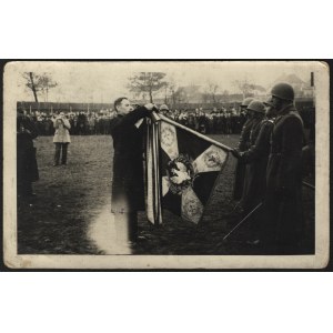 3 Pułk Strzelców Podhalańskich] Fotografia pocztu sztandarowego 3 P. S. P. w Bielsku Białej.
