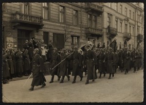 30 Kaniowski Rifle Regiment] Photograph of military parade with participation of 30 P. S. K. Warsaw 1935; photo by W. Pikiel.