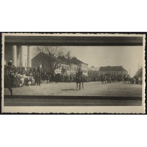 4 Dywizjon Artylerii Konnej] Defilada 4 D.A.K. przed kościołem św. Aleksandra w Suwałkach. Lato 1923.