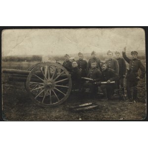 4 Dywizjon Artylerii Konnej] Obsługa działa pozuje do fotografii. Sokólka d. 4. VII. 1921 r.