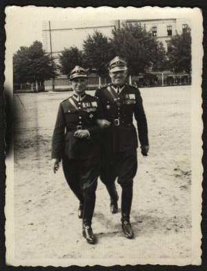 5th Horse Artillery Squadron] Photograph by Lt. Col. dpl. Wiktor Czopp, Lt. Col. Karol Pasternak. Photo by J. Mroczek Krakow.