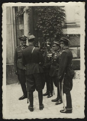 5th Heavy Artillery Regiment] Delegation of the 5th PAC at Wawel Castle on the anniversary of the death of Marsh. J. Pilsudski. Photo by J. Mroczek Krakow