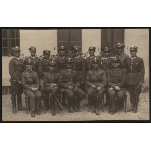 53 Pułk Piechoty Strzelców Kresowych] Fotografia oficerów 53 PP w Stryju. Ok. 1934 r.