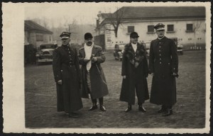 6th Light Artillery Regiment, KOSSAK Jerzy] Photograph of 2 officers of the 6th P. A. L. together with Jerzy Kossak in riding attire. Photo by Edward Bajorek