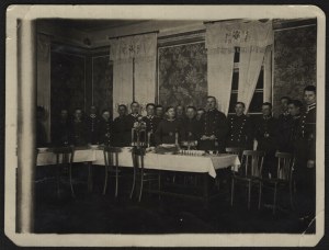 6th Light Artillery Regiment] Regimental commander Col. Gotfryd Kellner shares a wafer with the regiment's professional non-commissioned officers on Christmas Eve. 1927