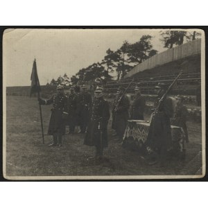 6 Pułk Piechoty Legionów Józefa Piłsudskiego] Fotografia z uroczystości wręczenia sztandaru przechodniego zawodach strzeleckich 1935/36. Wilno