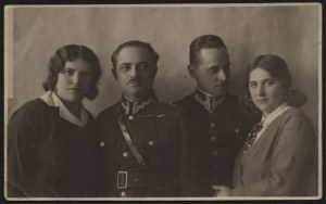 6th Podhale Rifle Regiment] Photograph of 2 officers of the 6th P. S. P, including a captain with their wives. Interwar period