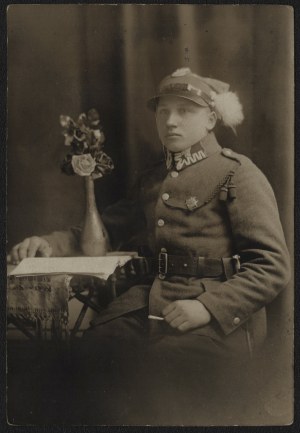 6th Podhale Rifle Regiment] Photograph of a young soldier of the 6th P. S. P. Visible regimental badge.