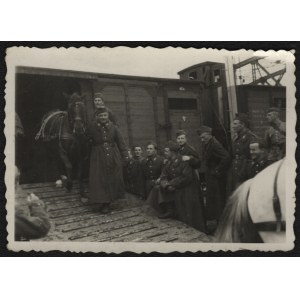 8 Pułk Ułanów] Fotografia z wyładowania oddziału konnego 8 PU. Pocz. lat. 20. XX w.