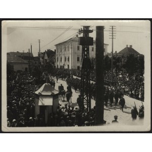 81 Pułk Strzelców Grodzieńskich] Fotografia z defilady 81 P. S. G. podczas obchodów Święta 3 Maja w 1934 r. Widoczny m. in. D-ca komp. kpt. Jellenta Stefan [Grodno]