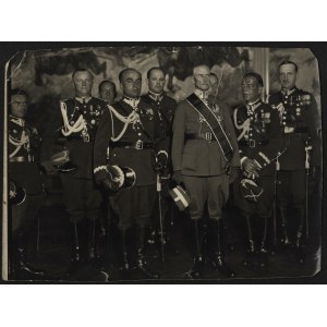 Dekoracja gen. Oskara Nygrena Orderem Polonia Restituta. Widoczni także m.in. gen. Tadeusz Kasprzycki, gen. Janusz Gąsiorowski. Warszawa 1934. Fot. W. Pikiel