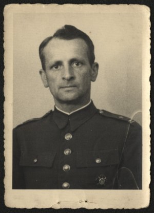 Oflag photograph] Photograph of Maj. Art. Jan Gintel, commander of the 6th Light Artillery Regiment. Stamp of Oflag II C Woldenberg