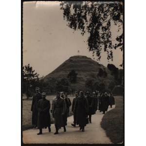 Lwów, Kopiec Unii] Fotografia przedstawicieli attache i wojskowych na Kopcu Unii Lubelskiej. Widoczny gen. T. Malinowski. Lwów [lata 30. XX w.]
