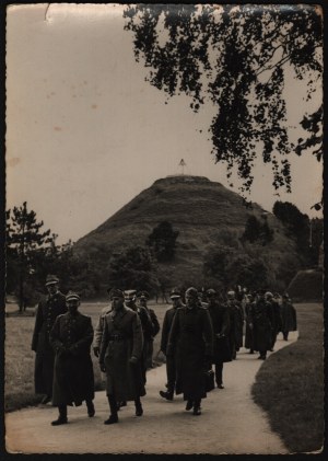 Lviv, Union Mound] Photo of attache and military representatives on the Lublin Union Mound. General T. Malinowski can be seen. Lviv [1930s].
