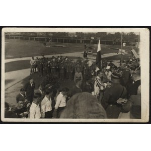 MOND Bernard gen., Kraków] Sportowcy podczas składania przysięgi olimpijskiej. Słowa przysięgi czyta generał Bernard Mond. Kraków, czerwiec 1935 r.