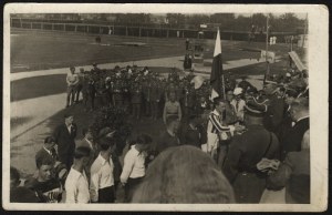MOND Bernard gen, Krakow] Athletes during the taking of the Olympic oath. The words of the oath are read by General Bernard Mond. Krakow, June 1935.