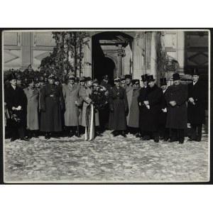 MOND Bernard gen.] Delegacja oficerów włoskich z gen. E. Caselschim na Wawelu. Kraków 23 X 1936 r.