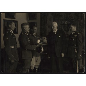 MOŚCICKI Ignacy] Fotografia z uroczystości wręczenia oficer. Centralnego Instytutu Wychowania Fizycznego Prezydentowi RP Ignacemu Mościckiemu. 5 X 1932 r. Fot. W. Pikiel
