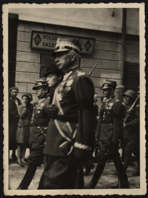 Funeral of the heart of Marshal Jozef Pilsudski in Vilnius] Fragment of the funeral procession, Gen. K. Sosnkowski visible. Vilnius 12. V. 1936
