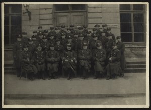 School of Sanitary Cadets] Photograph of the school's students with the officer cadre - lecturers of the school
