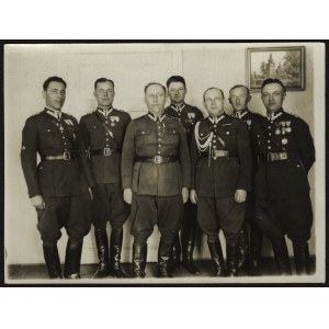 [Szkoła Podoficerów Piechoty dla Małoletnich Nr 3] Fotografia kadry oficerskiej S. P. P. dla Małoletnich nr 3 Nisko.