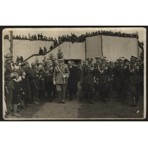 Święto Kawalerii w Krakowie] Marszałek J. Piłsudski w otoczeniu gen. B. Monda i W. Beliny-Prażmowskiego, gen. L.Piskor i płk. R. Abrahama, płk. S. Hanka Kulesza, gen. B. Wieniawa, płk. L. Kmicic-Skrzyński. Kraków 6.X. 1933 r.