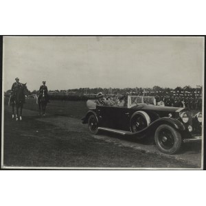Święto Kawalerii, Rewia 1933 r.] Marszałek Józef Piłsudski i płk Witold Wartha w samochodzie Rolls-Royce [Kraków, 6 X 1933].