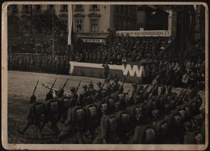 Polish Army, Lviv 1936] Photograph of a Polish Army parade in Lviv on September 14, 1936.