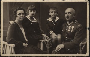 Polish Army] Photograph of officer Władysław Płachta, judge, with his family. Grudziądz 1929.