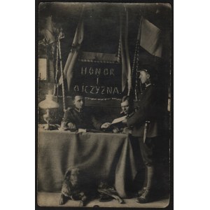 Wojsko Polskie] Fotografia pozowana żołnierzy Wojska Polskiego. W tle Orzeł Biały oraz hasło Honor i Ojczyzna. 10 VI 1926 r.