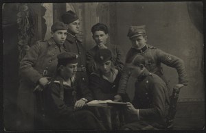 Polish Army] Posed photograph of WP soldiers (including teletechnicians) and sailors. Photo by Adela Tarnow. Interwar period