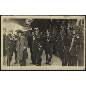 WOJSKO POLSKIE] Generałowie (m. in. gen. B. Mond) i oficerowie Wojska Polskiego na dworcu kolejowym w Krakowie. Lata 30. XX w.
