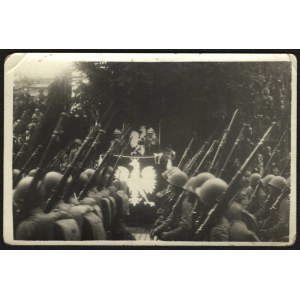 WOJSKO POLSKIE] Przemarsz piechoty w nowych hełmach wz. 35 przed Gen. Inspektorem Sił Zbrojnych marsz. E. Rydzem-Śmigłym. Bydgoszcz 20.VI. 1938 r.