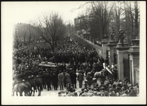 ZIELIŃSKI Zygmunt gen.] 2 photographs from the funeral ceremony of General Zygmunt Zielinski. Visible among others gen. Józef Haller. Cracow 14 IV 1925. Postwar prints