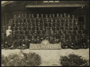 20 Pułk Piechoty Ziemi Krakowskiej] Fotografia zbiorowa uczestników turnusu Szkoły Podoficerskiej 20 P. P. z 1929 r.