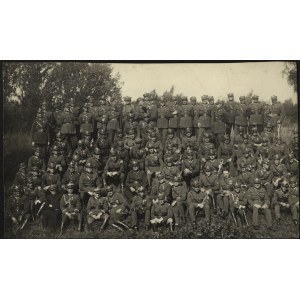 4 Dywizja Piechoty] Fotografia zbiorowa oficerów 4 DP w Toruniu. Widoczni d-cą gen. brg. F. Zarzyckim obok Ks. Kpl. i inspektorem Armiii gen. dyw. L. Siekierskim oraz d-ca p.d. płk. St. Dowdyno-Sołłokub. 1926 r.